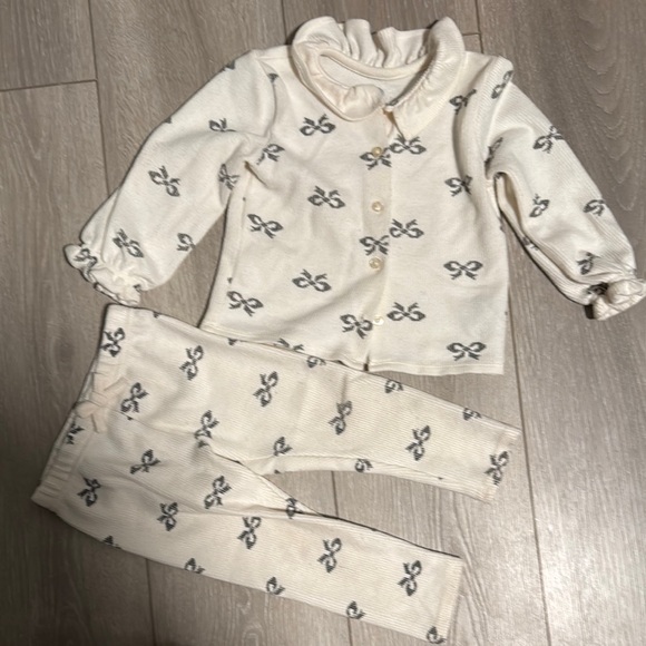 2 Kids Pajamas Set - Red and White with Ribbon Print 24 mo - Picture 2 of 5